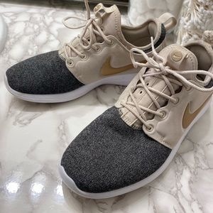 ❌SOLD❌Heather Gray & Gold Nike Rosche